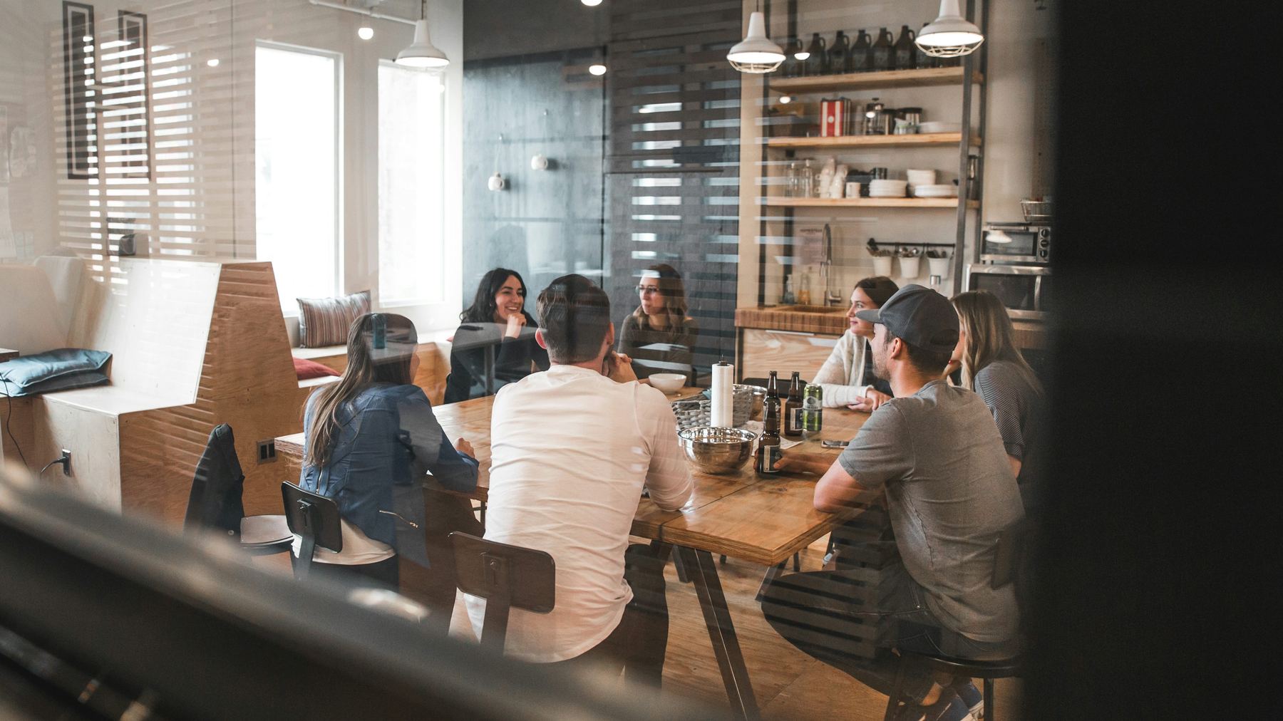 Equipo unido trabajando en colaboración